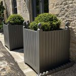 Wooden country garden planter with hand-turned finials